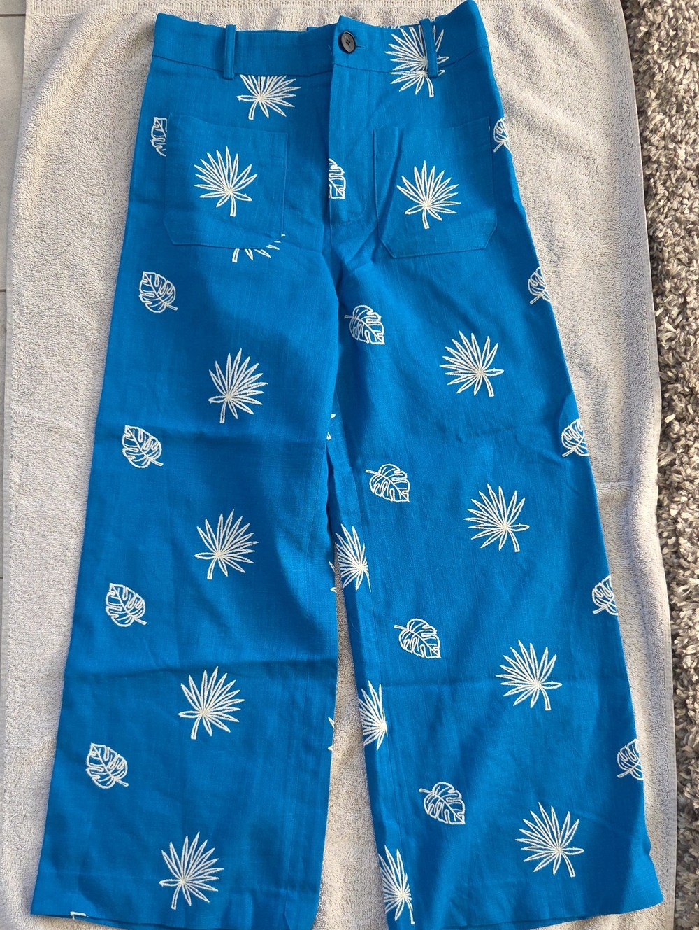 Zara Blue Wide Leg Cropped Pants with White Leaf Print